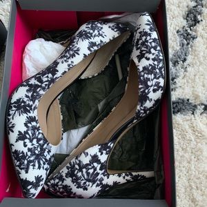 Vince Camuto black & white flower heel- 10M
